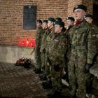 Drużyna Związku Strzeleckiego Strzelec z Nawsia pełni uroczystą wartę pod tablicą...