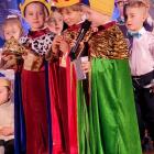  Trzej kr&oacute;lowie, w dobrym humorze składaja dary narodoznemu Jezusowi. 
