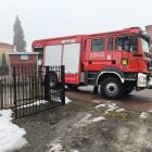 Wóz strażacki OSP KSRG Krzywa przy posesji z której wypompowano wodę z roztopów w Krzywej.