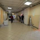  Pracownicy wynoszą drzwi zdemontowane z sal&nbsp;Zakładu Pielęgnacyjno - Opiekuńczego...