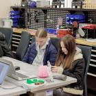  &Oacute;smoklasiści projektujący własne breloki i poznający możliwości druku...