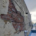  Tynk odpałd od jednej ze ścian i odsłonił cegłę. Ściany mają słabe zabezpieczenie...