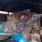 ZDJĘCIE: W.NAJA W czwartek większość kartonów była uporządkowana, radny Jan Rydzik...