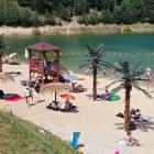 ZDJĘCIE: W. NAJA Choć to dopiero przedpołudnie plażowicze pozajmowali już wszystkie...