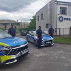 ZDJĘCIE: KPP ROPCZYCE Policjanci na baczność przed komisariatem w Sędziszowie Małopolskim.