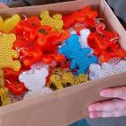 FOTO: S. OSKARBSKI - Odblaskowe misie to idealna zawieszka na plecaki młodszych uczniów.