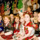 Dziewczynki w strojach regionalnych