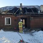  Rano strażacy wr&oacute;cili na miejsce pożaru, żeby dogasić pogorzelisko. 
