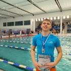  Radość Bartosza Kipy z&nbsp;Fali Ropczyce ze&nbsp;startu&nbsp;na mieleckiej pływalni...