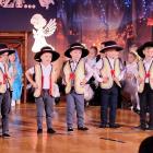  Grupa pastuszk&oacute;w przy ognisku obudzonych przez anioły. 
