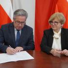  Burmisztrz Kazimierz Moskal podpisuje umowę na dofinansowanie w obecności Teresy Kubas...