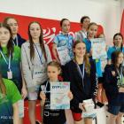  Pływacy MUKP Fala Ropczyce na podium z dyplomami. Klub wywalczył w Mielcu łącznie 8...