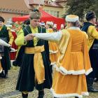  Podczas ORszaku Trzech Kt&oacute;rli 2025 na rynku wystąpili z tańcami w strojach...