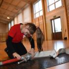 Dziewczynka montuje prądnicę do strażackiego węża