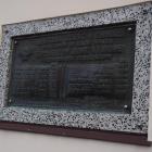  Tablica ufundowana w 1992 roku głosi&nbsp;&bdquo;Wieczna cześć i chwała poległym w...