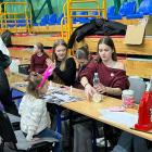  Atrakcje dla dzieci, w tym plecenie warkoczyk&oacute;w, czy naklejki na sk&oacute;rę,...