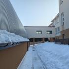  Nową halę ze szkołą połączy zawieszona&nbsp;nad ziemią przewiązka. 
