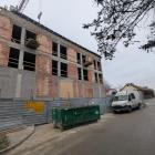 Stolarka okienna powinna być instalowana w styczniu, o ile dojadą zamówione okna. 