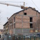 Żuraw dźwigu przy budowie nowego skrzydła często przesuwa się nad domami sąsiadującymi...