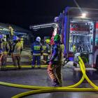  Strażacy OSP stoją przed podw&oacute;rkiem gdzie wybuchł pożar w Czarnej Sędziszowskiej 
