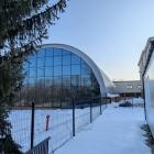  Od strony p&oacute;łnocnej&nbsp;hala ma przeszklony cały bok.&nbsp; 
