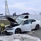 Strażacy zabezpieczają rozlane w wyniku kolizji płyny eksploatacyjne z obu samochodów. 