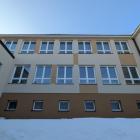  Budynek szkoły przeszedł termomodernizację, z tyłu nowe okna znacznie poprawiły wygląd...