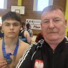 Daniel Mosior z EL-BET LUKS Lubzina prezentuje srebrny medal w towarzystwie trenera...