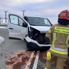 Renault z rozbitym przodem i zasypane sorbentem płyny na jezdni. 