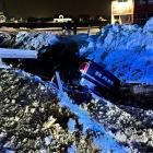  R&oacute;w w miejscu kolizji jest na tyle głęboki, że pick up znalazł się...