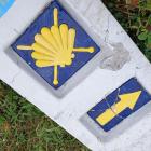 ZDJĘCIE: W. NAJA  Muszla św. Jakubia, strzałka wskazująca kierunek na szlaku i odległość 