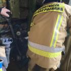 Strażacy OSP Krzywa w trakcie wypompowywania wody, w zalanej nieruchomości. 