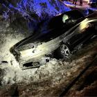  Masa samochodu i prędkość spowodowały, że prz&oacute;d pick upa&nbsp;opasały bariery...