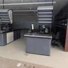  Kasy sklepu, widoczne od strony wejścia, wyglądają na gotowe do uruchomienia.&nbsp; 
