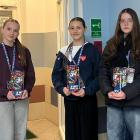  wolontariuszki z puszkami w hali widowiskowej w Ropczycach 
