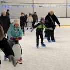  Pingwinek na lodowisku, to chętnie wybierany przez dzieci dodatek umilający zabawę na...