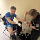 Bartosz Różak tuż przed walką  w dobrym humorze.