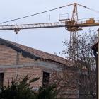 Konstrukcja dachu jest już gotowa i przykryta membraną.