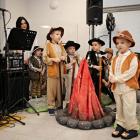  Pastuszkowie podczas jasełek przy pokaźnym ognisku. 
