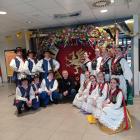  Członkowie zespołu ZPiT Rochy po prezentacji w Dębicy pozują&nbsp;do wsp&oacute;lnego...