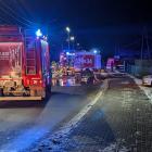  Samochody strażackie blokują droge powiatoą podczas akcji gaszenia pożaru w Czarnej...