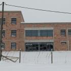  Gł&oacute;wne wejście do szkoły z zamontowaną stolarką drzwiową i okienną. 
