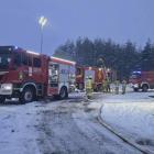  Strażacy z OSP Wola Ociecka oraz PSP Ropczyce przy wozach bojowych Renault Master i...