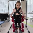  NA turnusach rehabilitacyjnych uczy się chodzić, pomaga jej w tym egzoszkielet....