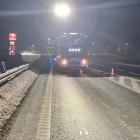  W&oacute;z strażacki i pylon stacji Orlen, pryz kt&oacute;ej doszło do kolizji. 
