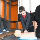 Zajęcia z udzielania pierwszej pomocy przedmedycznej. Tutaj masaż serca trenowany na...