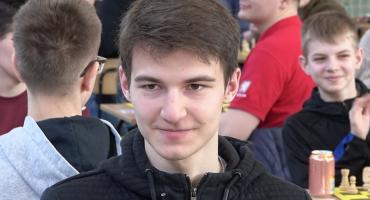Szachy. Antoni Kozak z Czarnej Sędziszowskiej zaczął grać jako 2-latek, teraz zgarnia główną nagrodę w międzynarodowym turnieju