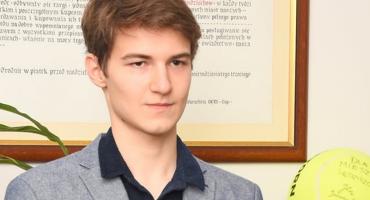 Antoni Kozak z nagrodą od burmistrza. Za wicemistrzostwo w szachach