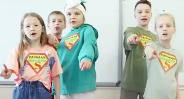 Dzieci ze Skrzyszowa  śpiewają o owocach. Od Ciebie zależy, czy wygrają w konkursie