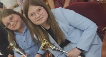 Nela Wanat i Oliwia Pieprzak z Kozodrzy mają zadatki na aktorki, wróciły z nagrodami z 